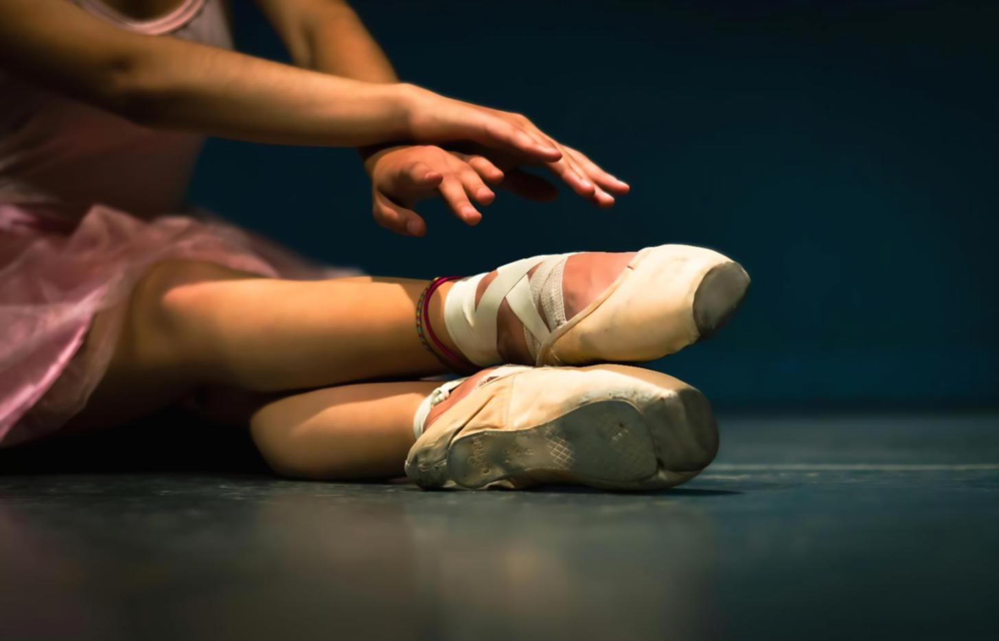 Studio di danza con pavimento in legno e specchi