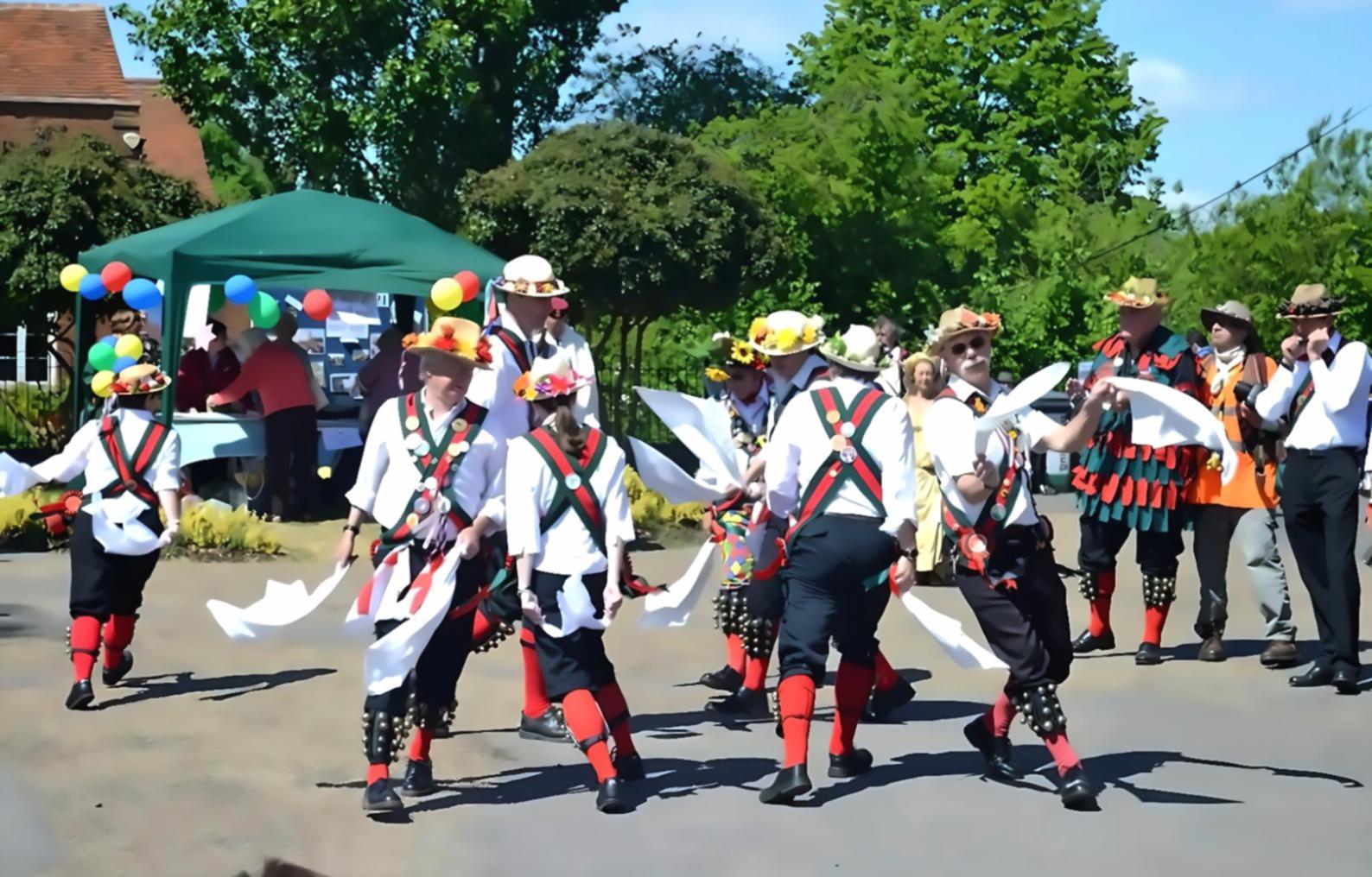 Gruppo di tap dancers durante una lezione